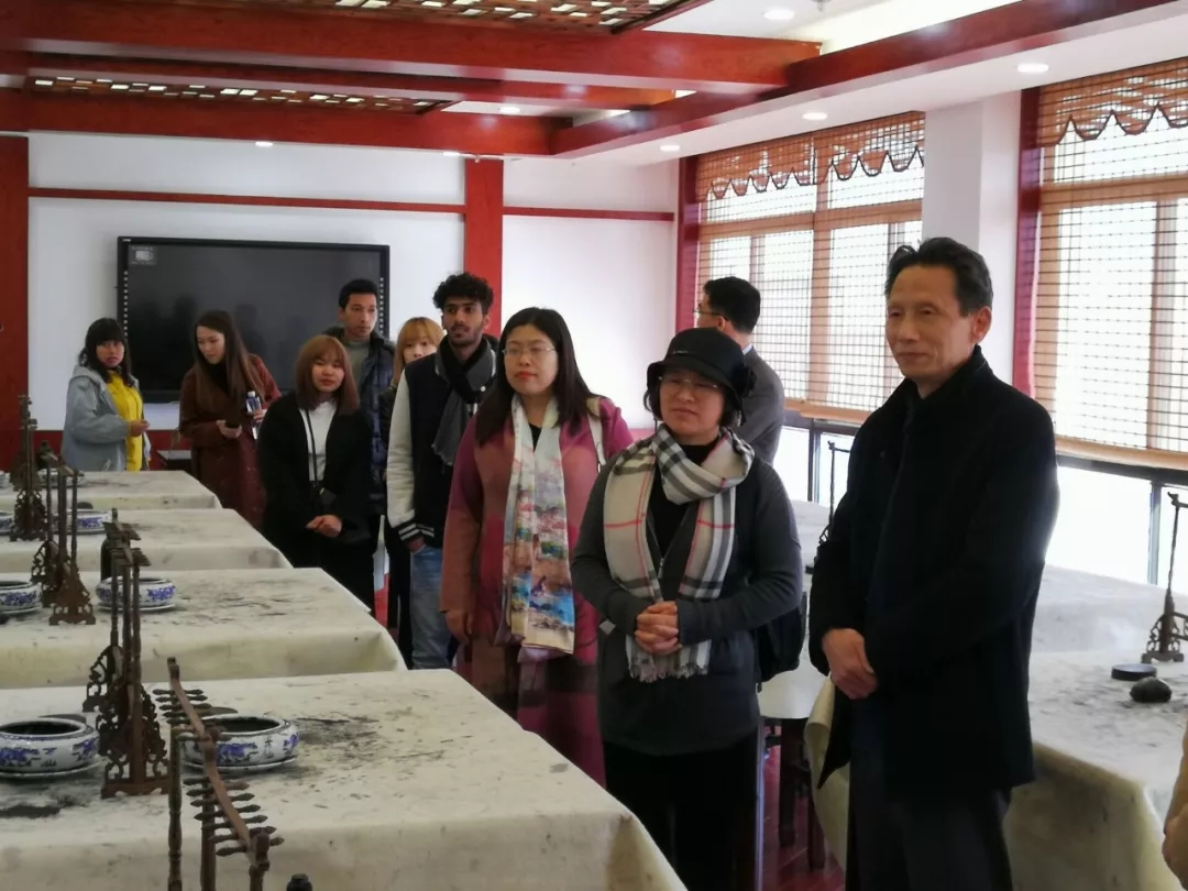青岛科技大学国际学院留学生到我院参观，实地观摩体验传统文化课程