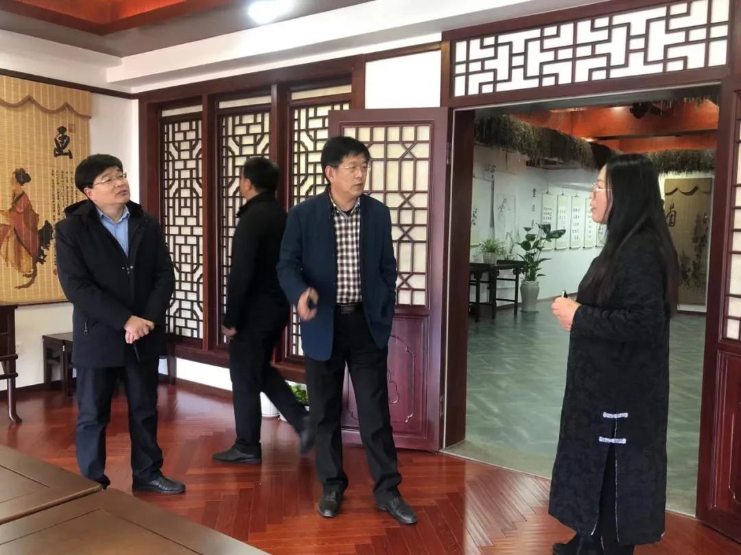荣成市二十一中张启胜一行到明德学院参观交流