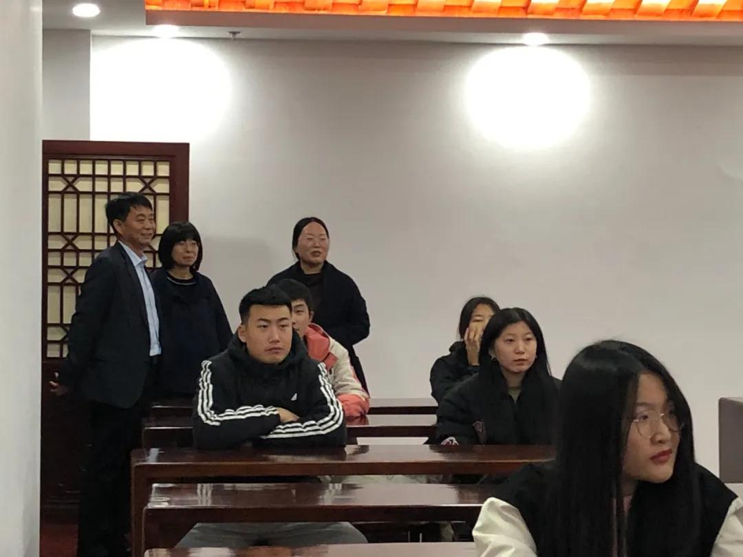 荣成市图书馆刘飞馆长一行到明德学院参观交流