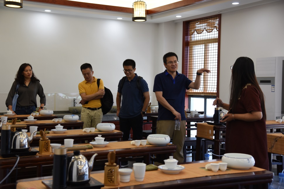 京东、亚马逊跨境电商到明德学院观摩交流